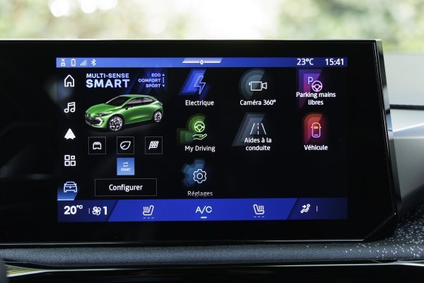 Renault Clio full hybrid E-tech techno - Absolute Red crvena boja