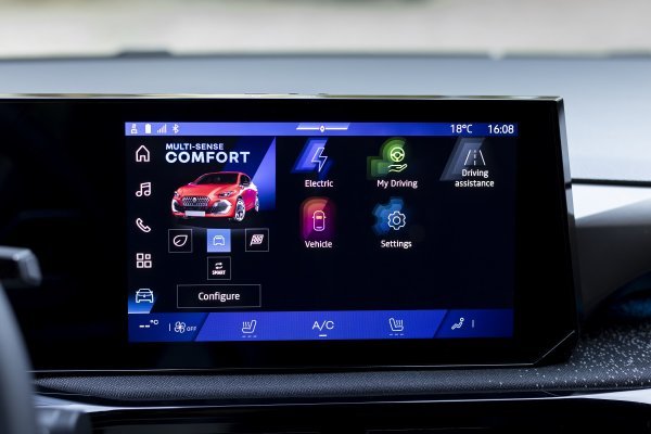 Renault Clio full hybrid E-tech techno - Absolute Red crvena boja