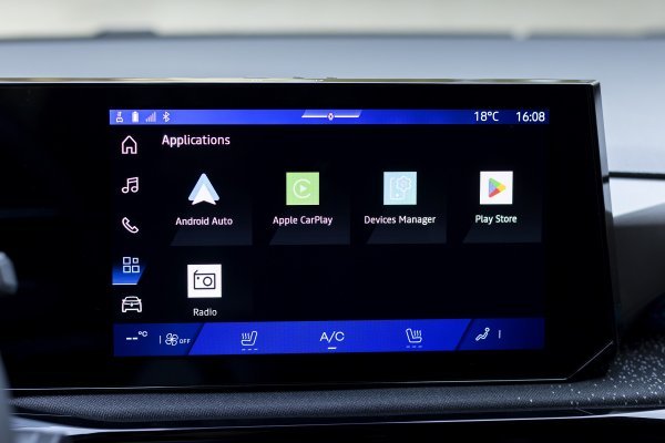 Renault Clio full hybrid E-tech techno - Absolute Red crvena boja