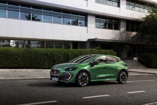 Renault Clio full hybrid E-tech techno - Absolute Green zelena boja