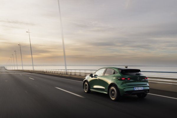 Renault Clio full hybrid E-tech techno - Absolute Green zelena boja