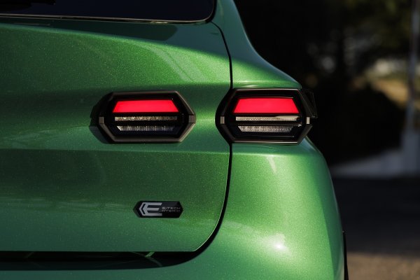 Renault Clio full hybrid E-tech techno - Absolute Green zelena boja