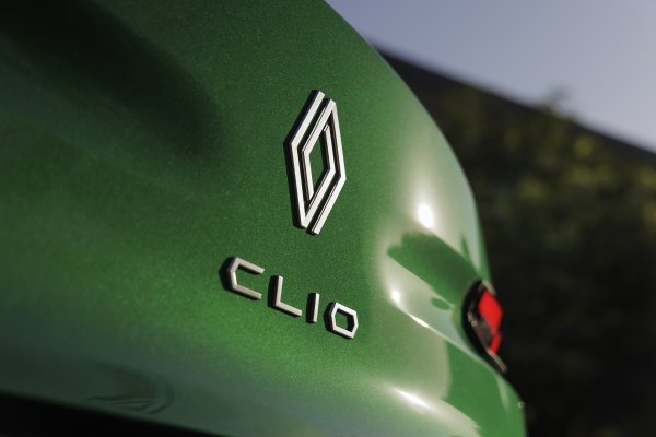 Renault Clio full hybrid E-tech techno - Absolute Green zelena boja