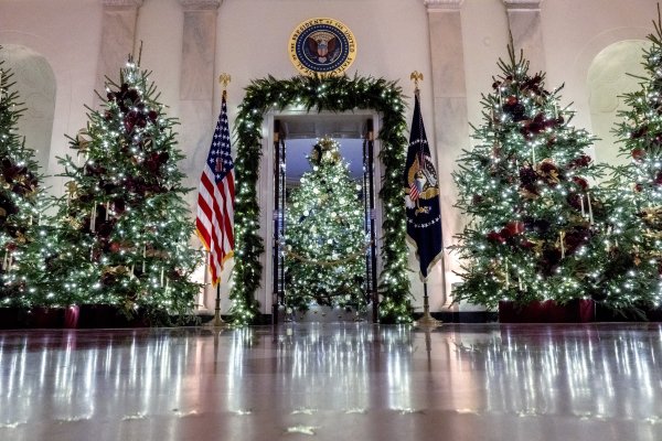 Bijela kuća blagdansko uređenje