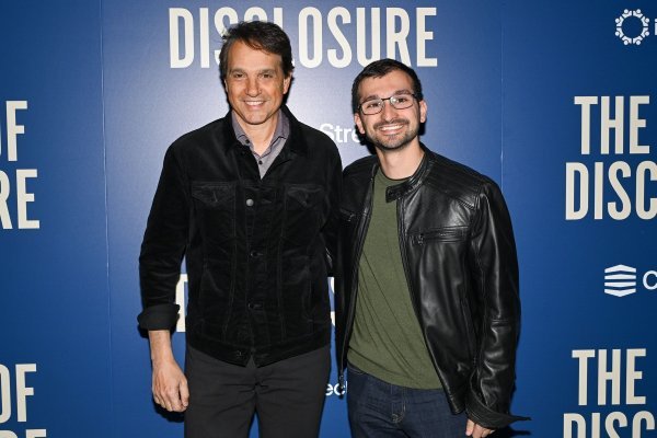 Ralph Macchio snimljen u prosincu 2025. godine sa sinom Danielom