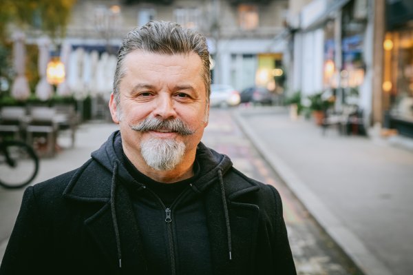 Zanima me kako funkcionira mehanizam mesijanskog narativa: korijen tražim u onim malim, ljudskim, često trivijalnim, zaboravljenim pričama iz kojih su nastali kanoni