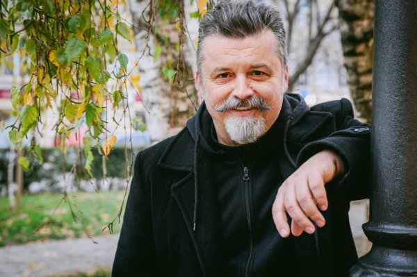 Narativ gradi bez religijskog patosa, iz perspektive čovjeka koji je prošao rat, prepoznao mehanizme moći i manipulacije, i naučio kako se trauma može preoblikovati u vrijednost