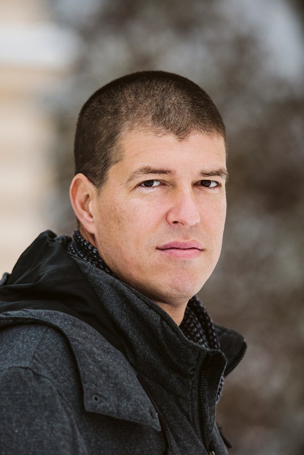 U vremenu i prostoru u kojem se mi nalazimo sve je još "u redu". "Uživajte u trenutku", stoga nam posve logično preporučuju self-help gurui – jer što nam, zapravo, drugo i preostaje?