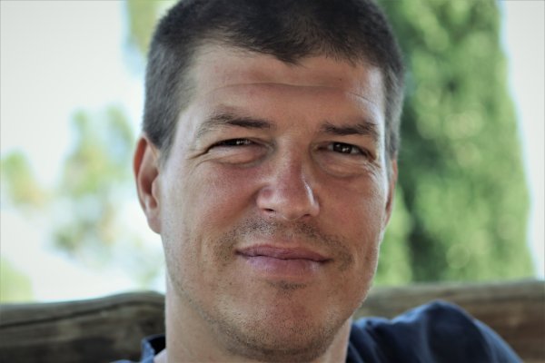 Mi danas ipak nemamo Thompsona niti premijera koji s pola milijuna ljudi na Hipodromu viče "Za dom spremni"