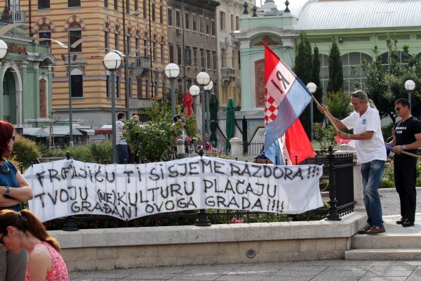 Nemali broj puta policija je imala posla pred riječkim HNK zbog prosvjednika koji su izražavali nezadovoljstvo Frljićem i Blaževićem Pixsell