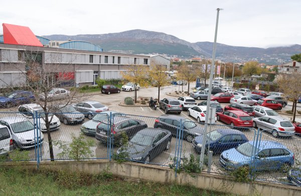 Prema neslužbenim informacijama napad na policajaca dogodio se nedaleko od pogona nekih tvrtki na Bilicama