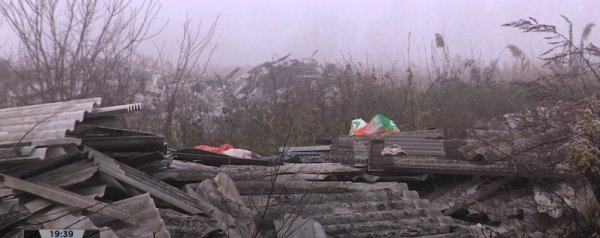 Ekološka bomba u Lončarevu: Uz kuće odloženo 50 tona azbesta