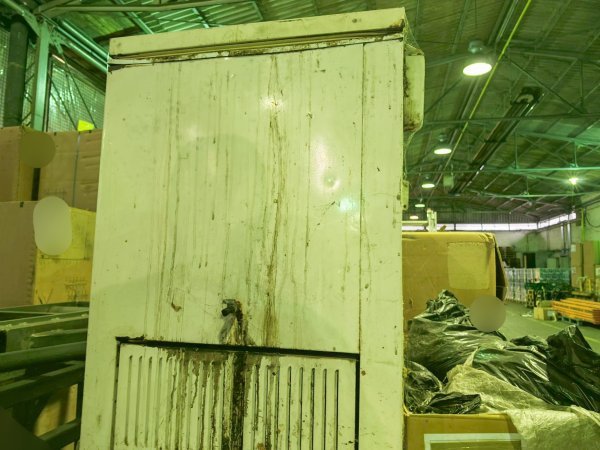 Ova cijev instalirana je da bi se duhan mogao sušiti u nekadašnjoj škrinji za zamrzavanje