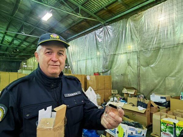 Ovaj parfem u ruci carinskog službenika izgleda lijepo, ali vrlo vjerojatno ga nije pametno nanositi 