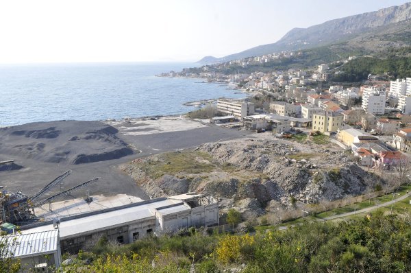 Dugi Rat: Ostaci bivše tvornice ferolegura