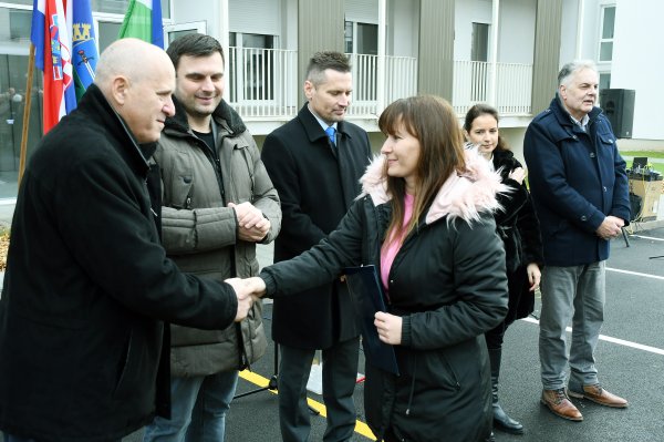 Branko Bačić dao ključeve novih stanova: 38 obitelji iz Siska ovo je čekalo 5 godina