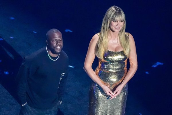 Heidi Klum i Kevin Hart zbog razlike u visini izazvali salve smijeha: Potpuni 'nesklad' na sceni