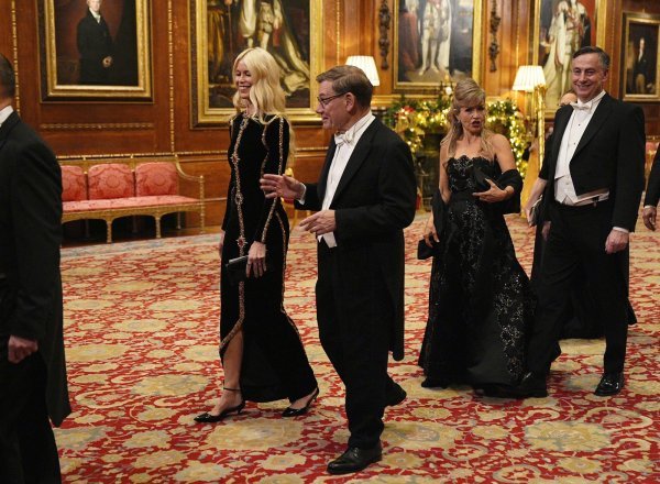 Claudia Schiffer zablistala u Windsoru: Baršunasta haljina sa zlatnim detaljima ostavila sve bez daha
