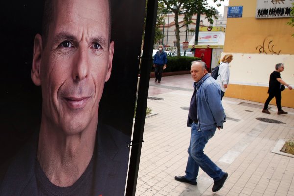 Janis Varufakis na plakatu njegove stranke na grčkim izborima 2023.