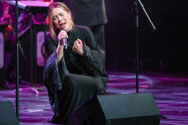 Kakav trenutak: Zvijezdu 'Kumova' na pozornici ponijele emocije