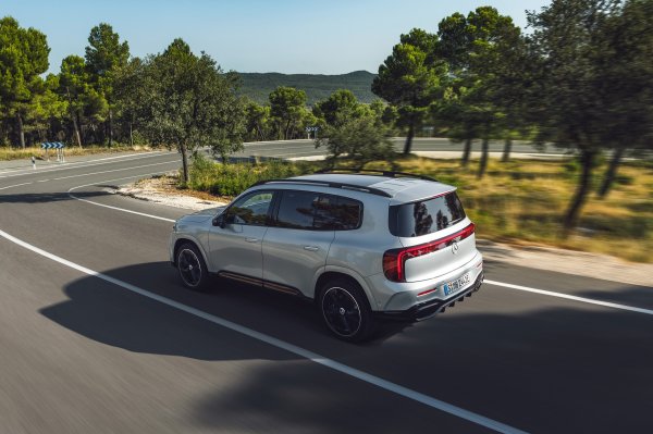 Mercedes-Benz GLB (High-tech silver srebrna boja)