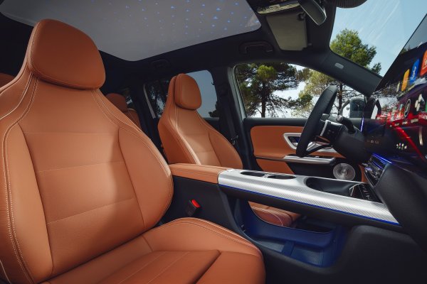 Mercedes-Benz GLB (High-tech silver srebrna boja)