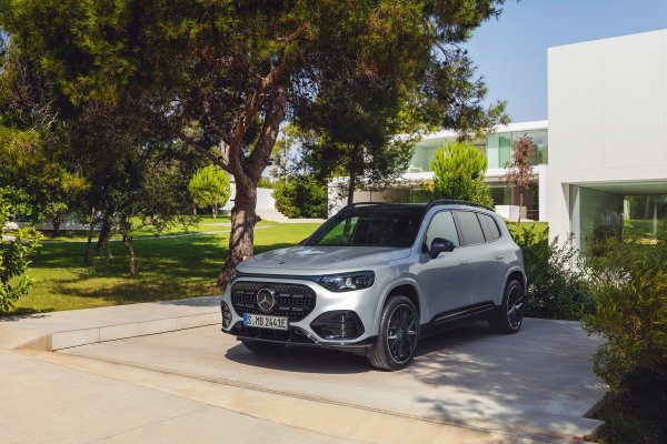 Mercedes-Benz GLB (High-tech silver srebrna boja)