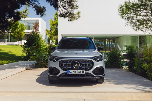 Mercedes-Benz GLB (High-tech silver srebrna boja)