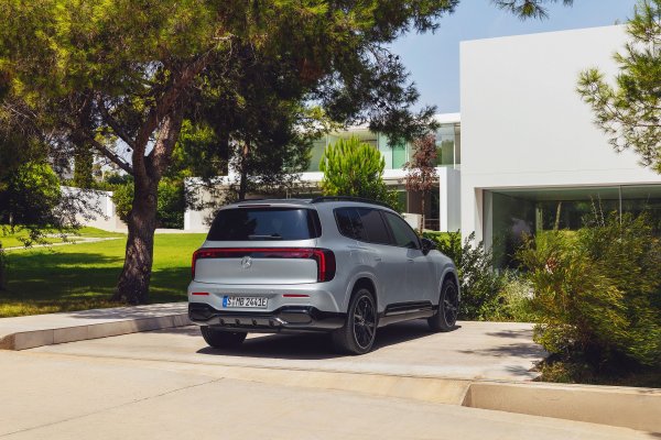 Mercedes-Benz GLB (High-tech silver srebrna boja)