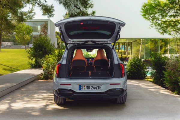 Mercedes-Benz GLB (High-tech silver srebrna boja)