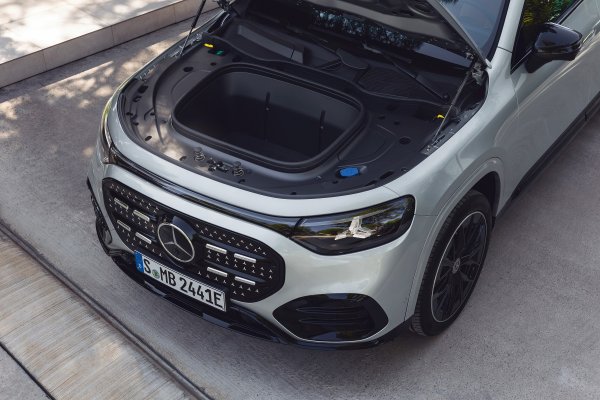 Mercedes-Benz GLB (High-tech silver srebrna boja)