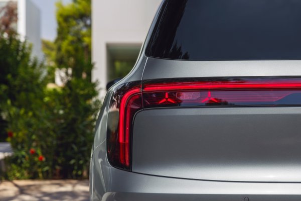 Mercedes-Benz GLB (High-tech silver srebrna boja)