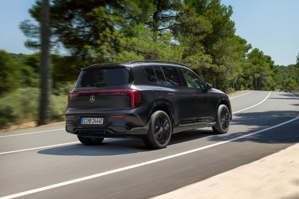 Mercedes-Benz GLB (MANUFAKTUR - cosmos black magno boja)