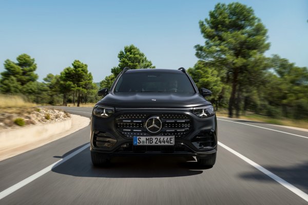 Mercedes-Benz GLB (MANUFAKTUR - cosmos black magno boja)