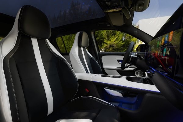 Mercedes-Benz GLB (MANUFAKTUR - cosmos black magno boja)