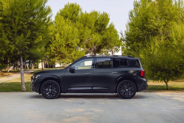 Mercedes-Benz GLB (MANUFAKTUR - cosmos black magno boja)