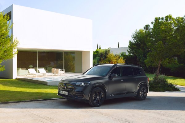 Mercedes-Benz GLB (MANUFAKTUR - cosmos black magno boja)