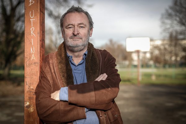 Čolić piše tragikomično, naizmjenično brutalno i nježno, s pogledom vojnika koji pokušava dezertirati prije nego izgubi razum