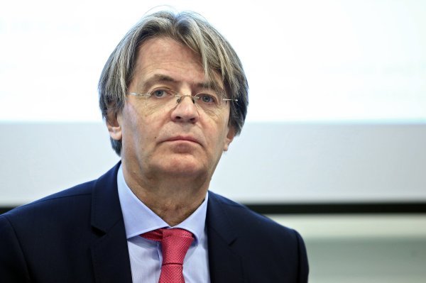 Ekonomist Predrag Bejaković tvrdi da bi trebalo nastaviti poticati dobrovoljnu mirovinsku štednju, ali i educirati građane