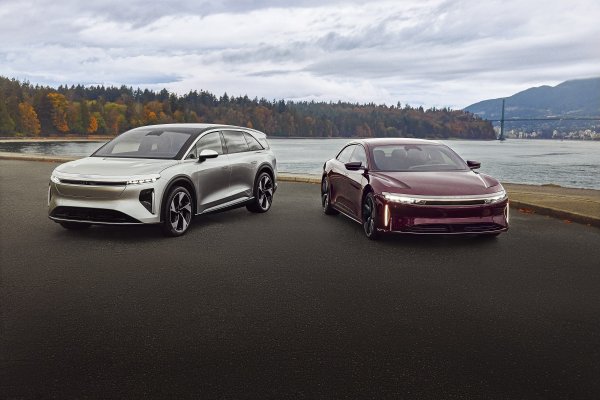 Lucid Air i Lucid Gravity (lijevo)