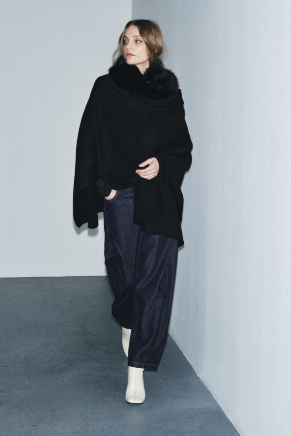 Elegantni ogrtač iz Zare je hit: Savršen je preko haljina, ali i uz traperice