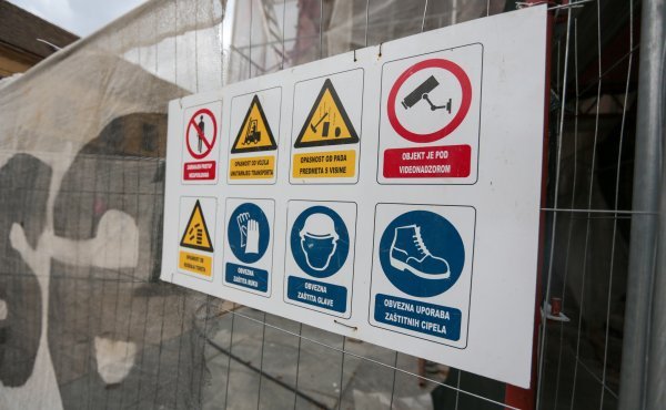 Strani radnik teško ozlijeđen pri padu sa skele u Zagrebu