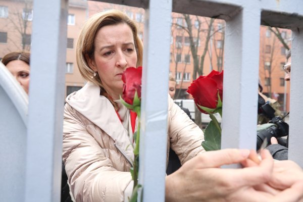 Performans sa ružama zastupnika ispred Sabora