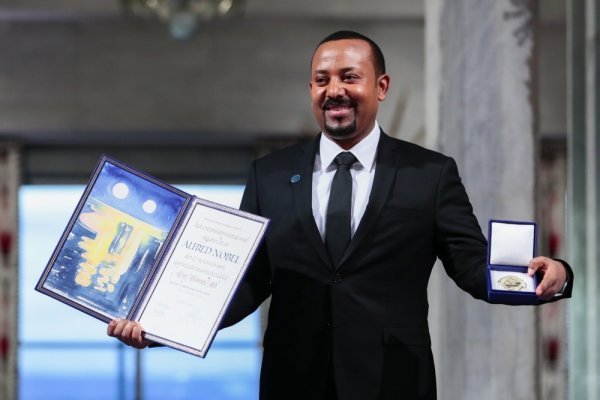 Abiy Ahmed Ali veselo pozira sa svojim Nobelom