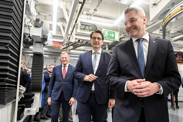 Milan Nedeljković (u sredini)