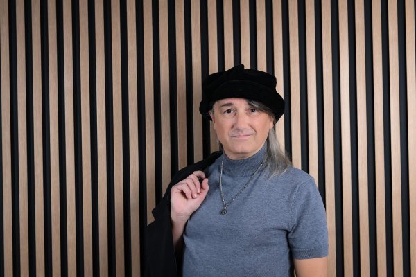 Publika Lošu obožava ne samo zbog pjesama, nego i zbog njegovog neodoljivog šarma 