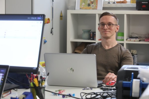 Kao web administrator, Dino ne predstavlja samo proizvode Humane Nove, već odgovara i na pitanja koja se tiču reciklaže tekstila