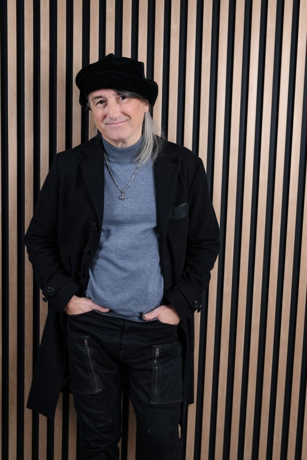 Plavi orkestar kao pioniri ex-jugoslavenskog rocka nastavljaju buditi nostalgiju na prošla vremena i podsjećati na najvažniju životnu esenciju - ljubav