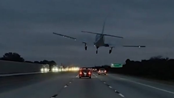 VIDEO Avion na Floridi sletio na automobil, sve su snimile kamere
