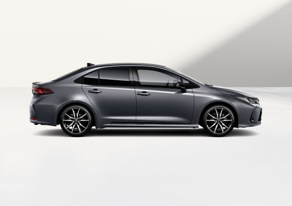 Toyota Corolla Sedan GR SPORT Storm Grey metallic siva